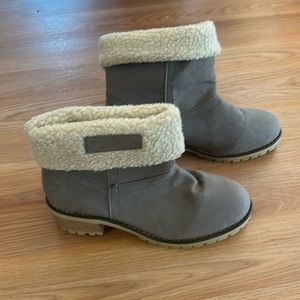 Gray Sherpa lined winter boots.